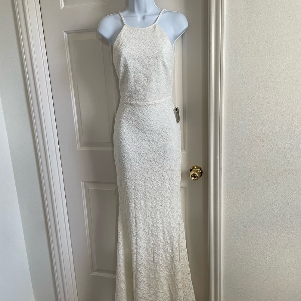 NEW With tags! Lulus elegant lace dress. Never worn,smoke free home